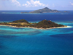 Palm Island, PSV and Petit Martinique from air